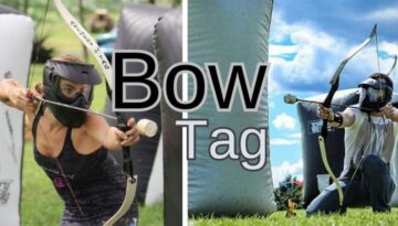 Billedet viser teambuildingaktiviteten Bow Tag, hvor deltagerne – udstyret med bue, pile med skumspidser og beskyttelsesmasker – kæmper i en actionfyldt kamp, der minder om paintball, bare med buer og pile. Spillet kombinerer strategi, adræthed og teamwork og foregår udendørs på en bane med oppustelige skjul. En sjov og adrenalinfyldt oplevelse for både kolleger og venner.