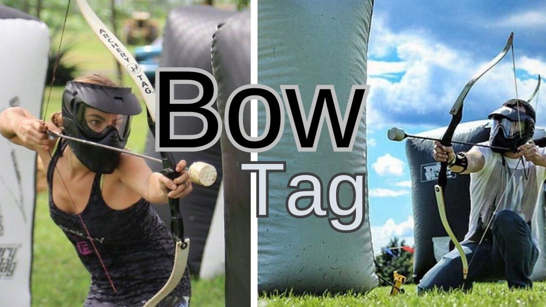 Billedet viser teambuildingaktiviteten Bow Tag, hvor deltagerne – udstyret med bue, pile med skumspidser og beskyttelsesmasker – kæmper i en actionfyldt kamp, der minder om paintball, bare med buer og pile. Spillet kombinerer strategi, adræthed og teamwork og foregår udendørs på en bane med oppustelige skjul. En sjov og adrenalinfyldt oplevelse for både kolleger og venner.