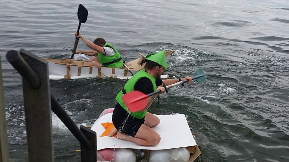 Her ser man en teambuilding på vandet-aktivitet kaldet Hope2Float, hvor deltagerne padler afsted på hjemmelavede tømmerflåder lavet af pap, plast og tape.
