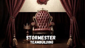 Billedet viser en majestætisk stol placeret midt på en scene med tunge røde gardiner og en kongekronesymbol ved siden af. Det emmer af autoritet og leg, og teksten "Stormester Teambuilding" antyder en sjov og udfordrende aktivitet, hvor én deltager kan indtage rollen som stormester og bedømme holdets kreative løsninger og opgaver. Perfekt til firmaevents med masser af grin og konkurrence.