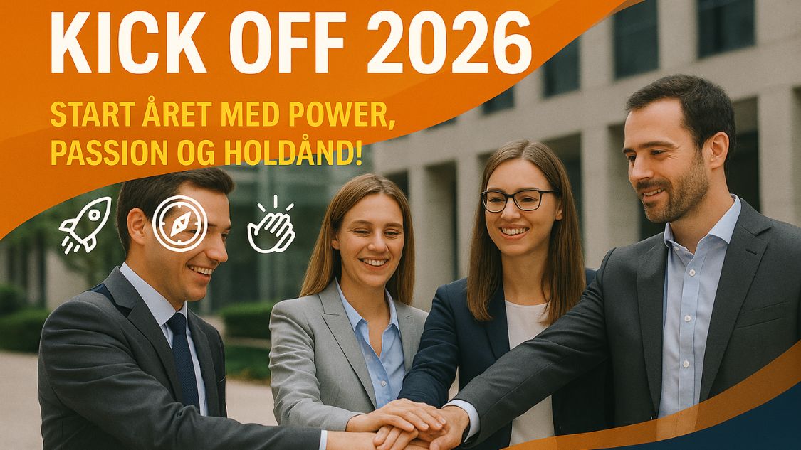 Fire kolleger står tæt samlet foran en moderne kontorbygning. De smiler og lægger hænderne oven på hinanden i en energisk og positiv gestus, der udtrykker fællesskab, samarbejde og motivation. Stemningen er professionel og optimistisk. Billedetekst ''KICK OFF 2026''